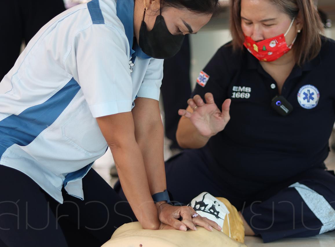 พยาบาลดูแลผู้สูงอายุ